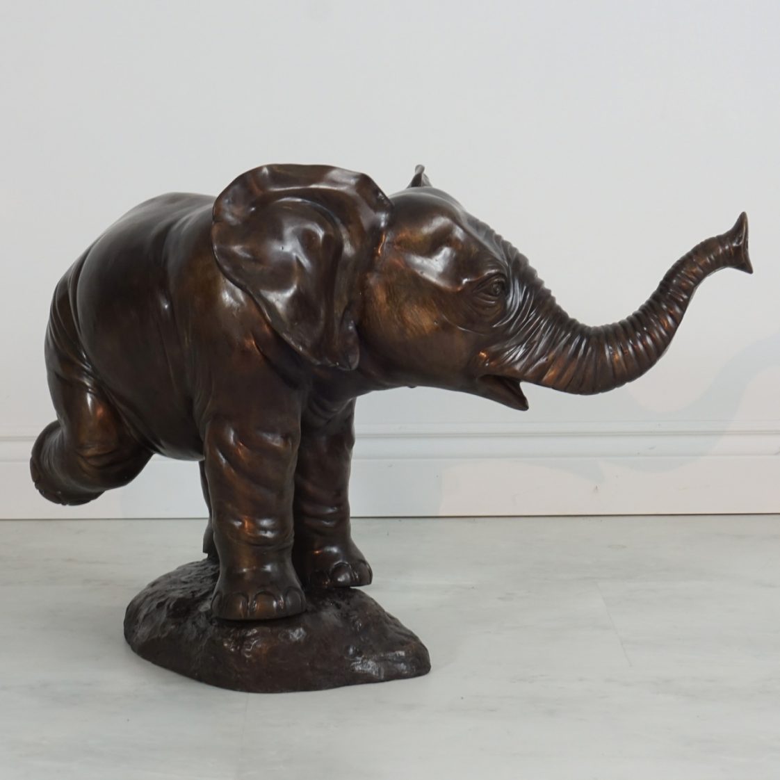 STANDING ELEPHANT FOUNTAIN | Jansen Furniture