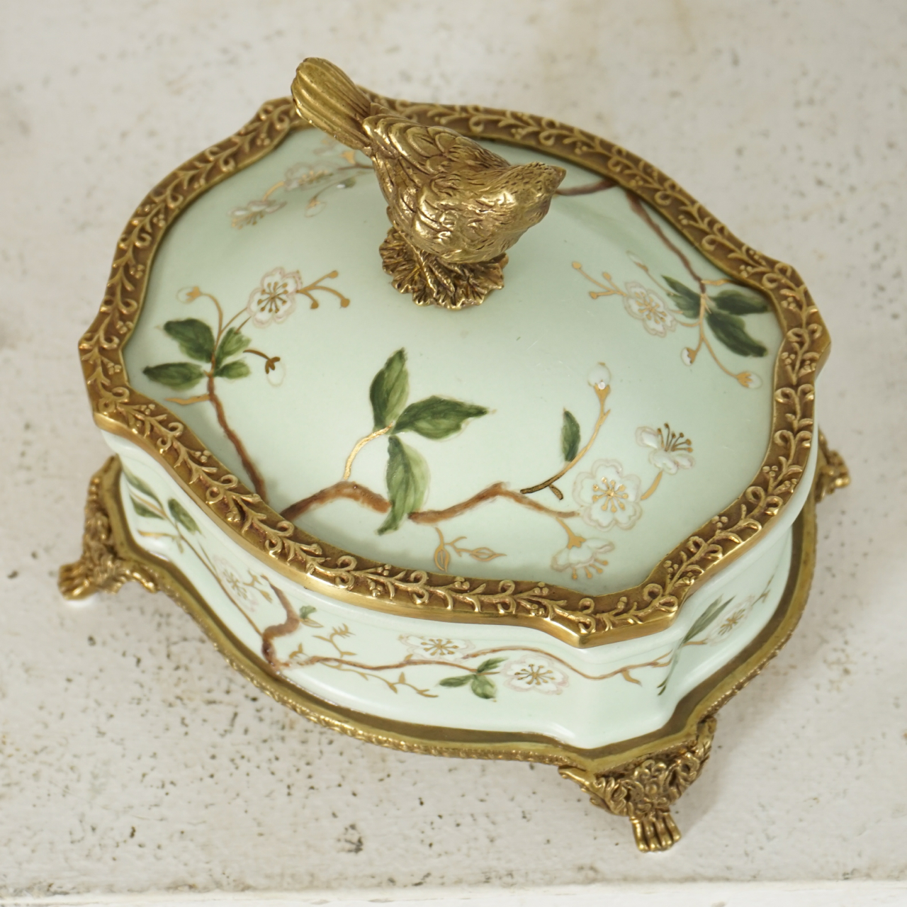 PORCELAIN FLOWER DISH WITH LID Jansen Furniture