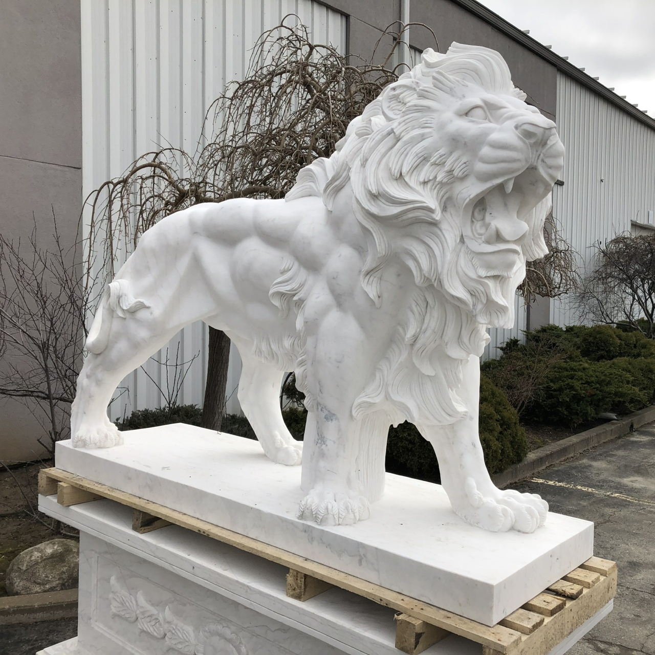 WHITE MARBLE PAIR OF LIONS ON BASE Jansen Furniture
